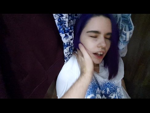 ❤️ Хоҳарамро дар ҷевон ёфт ва ба ӯ кӯмак кард ❤❌  Секс  дар мо