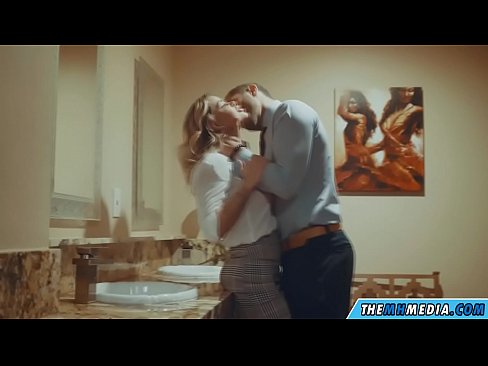 ❤️ Вақте ки як малламуй busty шумо дар як ҳоҷатхона ҷамъиятӣ seduces ❤❌ Секс дар мо